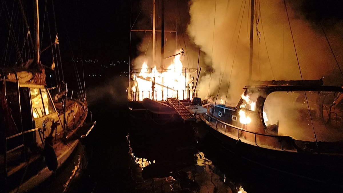 Bodrum'daki 4 tekneyi alevler sardı