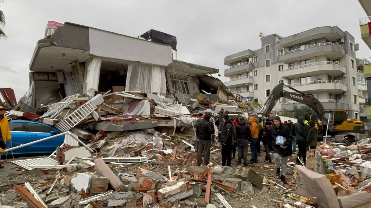 Enkazdan geriye acı kaldı: Burada ince bir cenaze kokusu var, annem olabilir