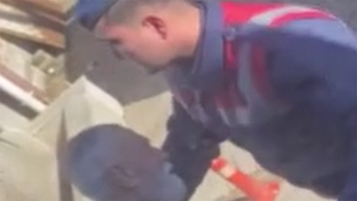 Depremzedeleri karşılayan askeri personel gözyaşlarını tutamadı