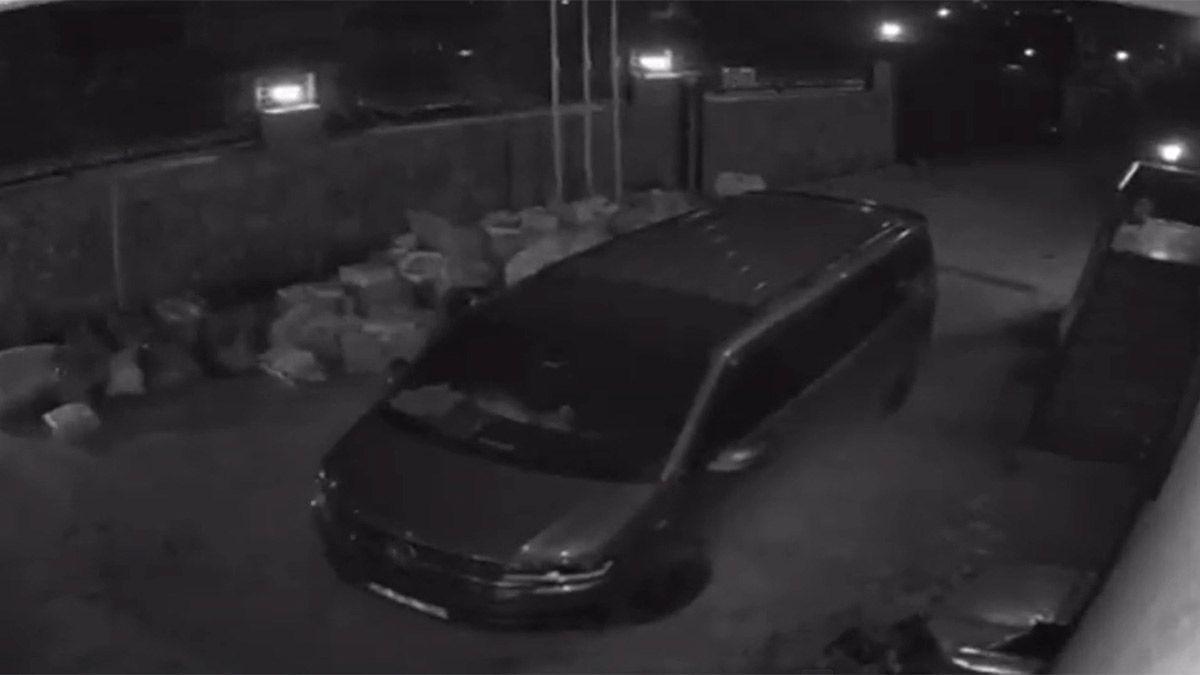 Hatay'daki deprem anı kamerada: 'Bina altlarından uzaklaşın'