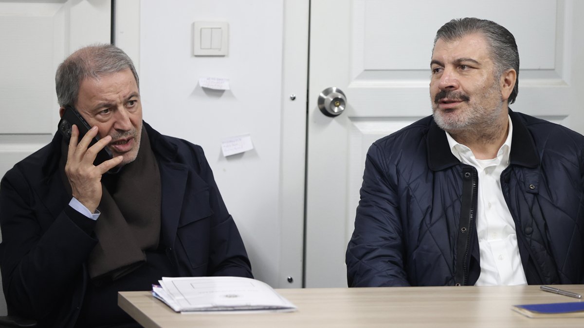 Bakanlar Akar ve Koca, depreme toplantıda yakalandı