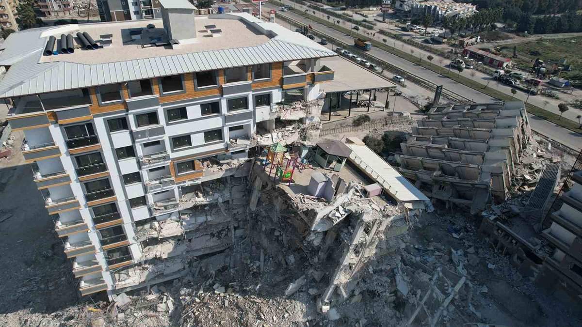 Hatay'da depremde yıkılan binada korkunç iddia! Havuz yapmak için kolonları kestiler