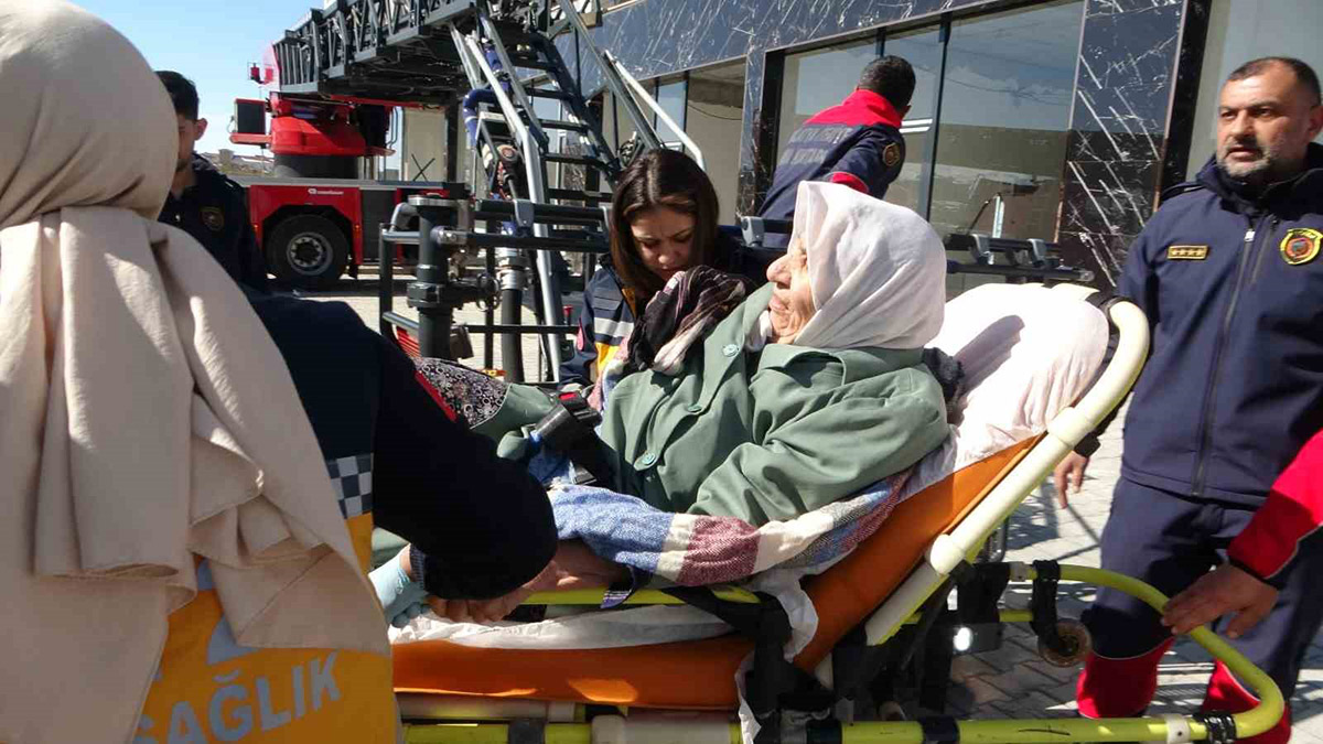 16 gün sonra muhtar fark etti: Yatağa bağımlı kadın ve oğlu vinçle kurtarıldı