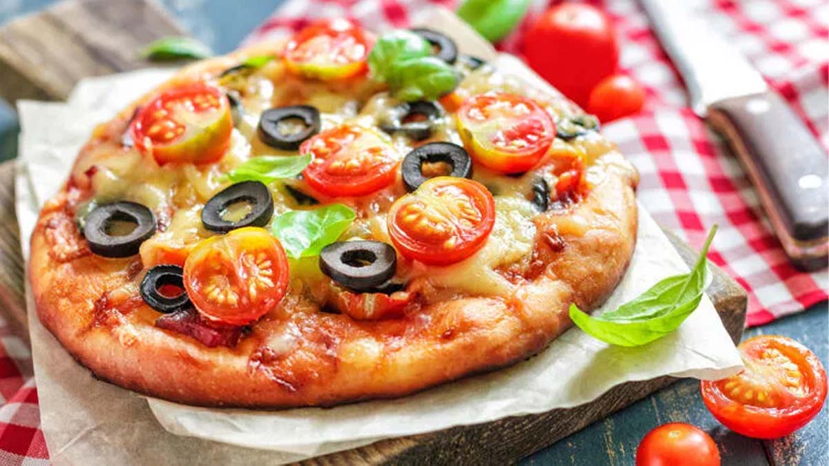 Bu pizzanın kokusunu duyan çocuklarınız yatağından fırlayacak! İşte anne yapımı mini pizza tarifi