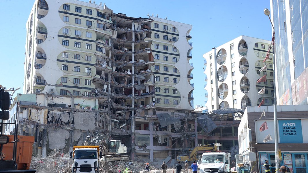 İçinde canlı hayvanların olduğu Galeria Sitesi için karar: Ağlatan yıkım başladı