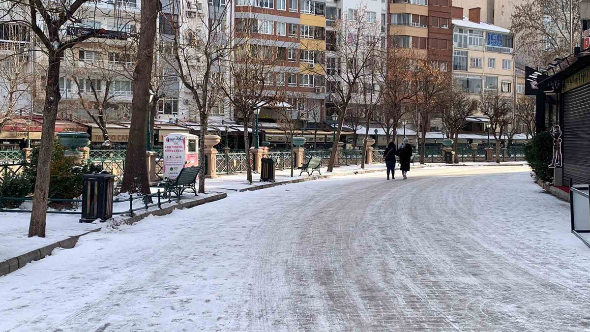 Kar yağışı eğitimi durdurdu! Bu ilçelerde okullar tatil edildi: Listeye hemen göz atın!