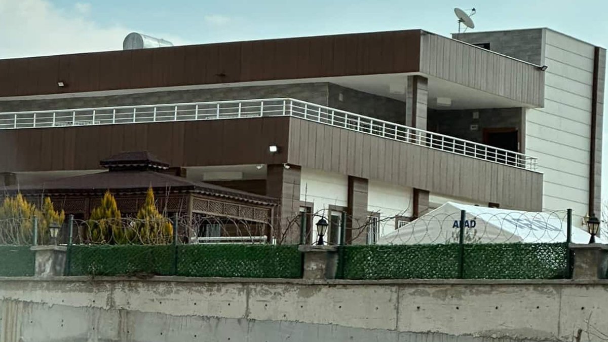 Depremzede kendi yaptı, siyasetçi bahçesine kurdu