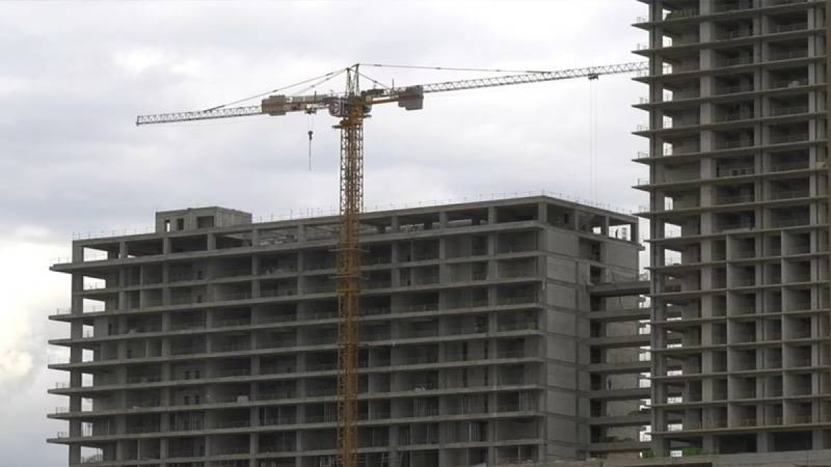 Depremlerin yıktığı Adana’da inşaatlar durduruldu