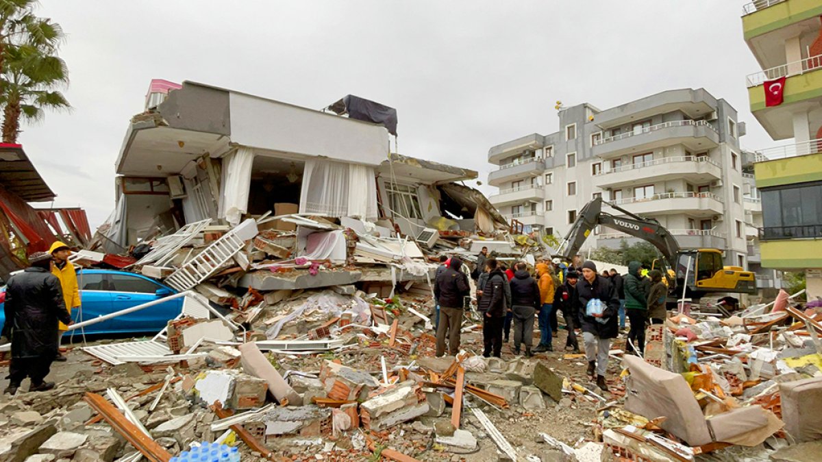 Depremlerde can kaybı 43 bin 556'ya yükseldi