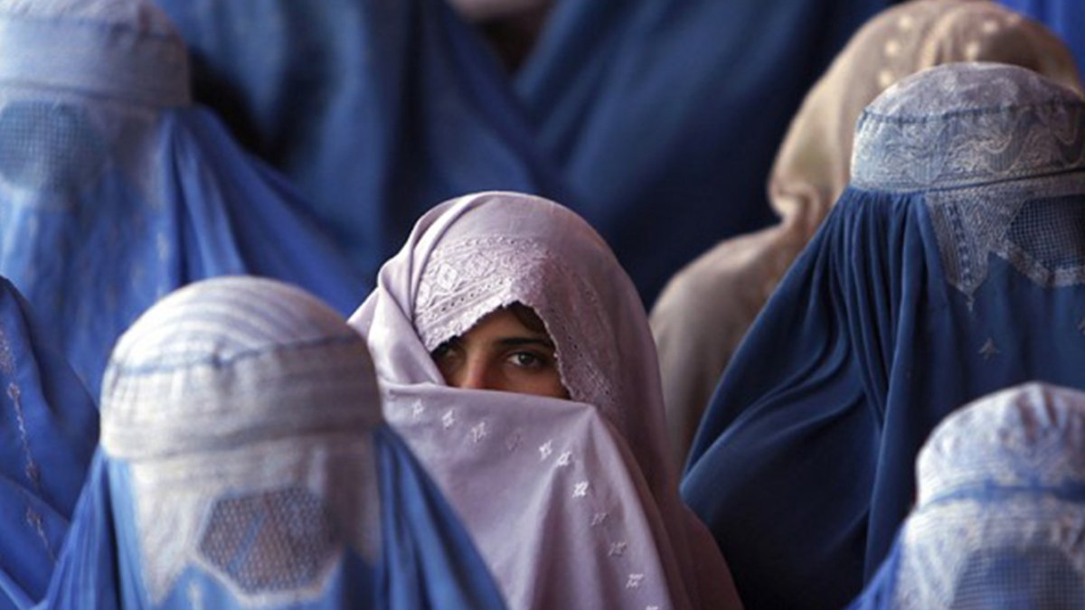 Çarpıcı rapor: Batı ‘Taliban’ diye Afgan kadınları hedef alıyor