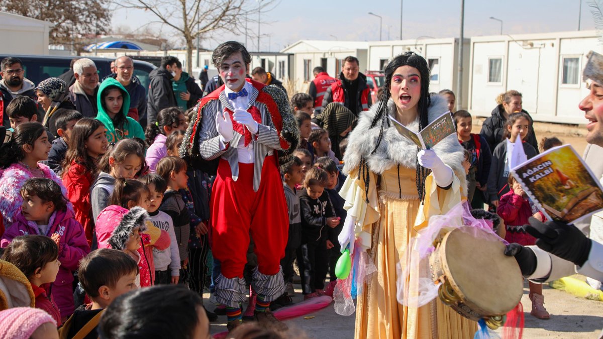 Malatya'da tiyatrocular, depremzede çocuklar için sahnede