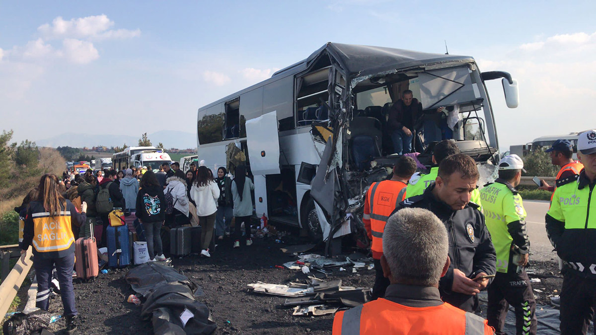Depremzedeleri taşıyan otobüs kaza yaptı: Ölü ve yaralılar var