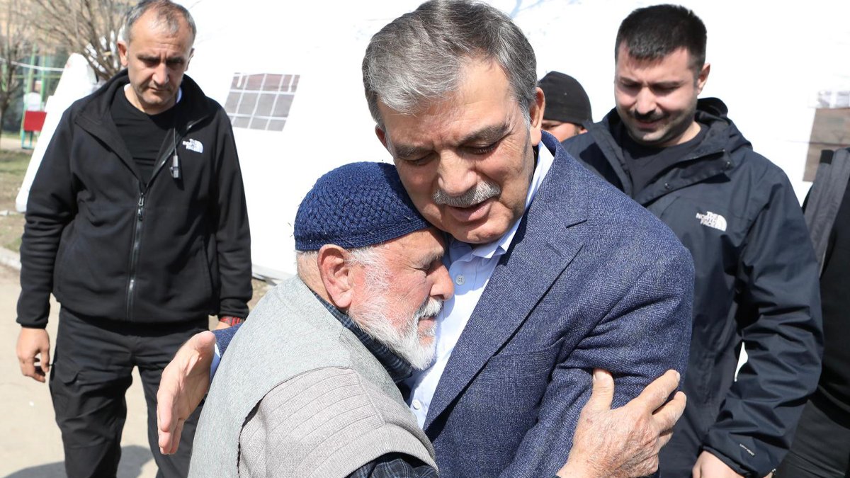Abdullah Gül deprem bölgesinde: Yaralarımızı hep birlikte saracağız