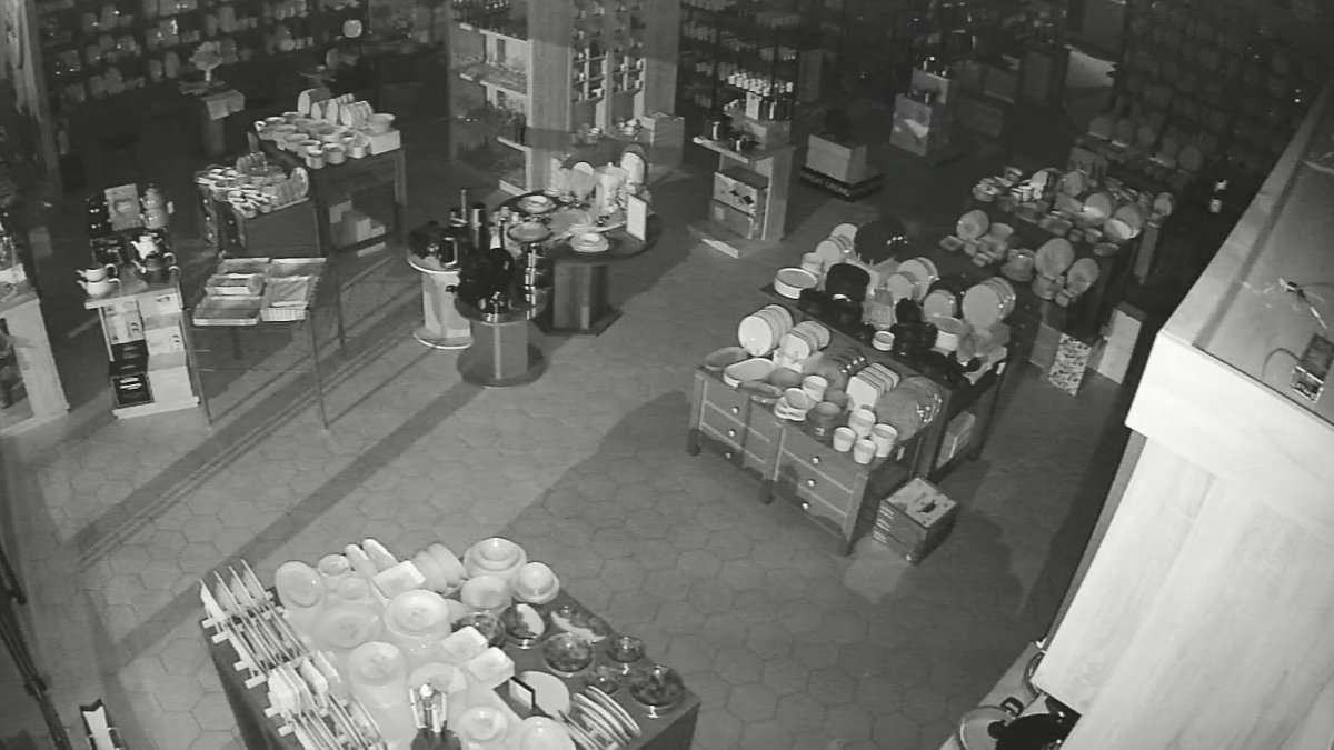 Tek bir tabak dahi kırılmamıştı: Züccaciyedeki deprem anının görüntüleri ortaya çıktı