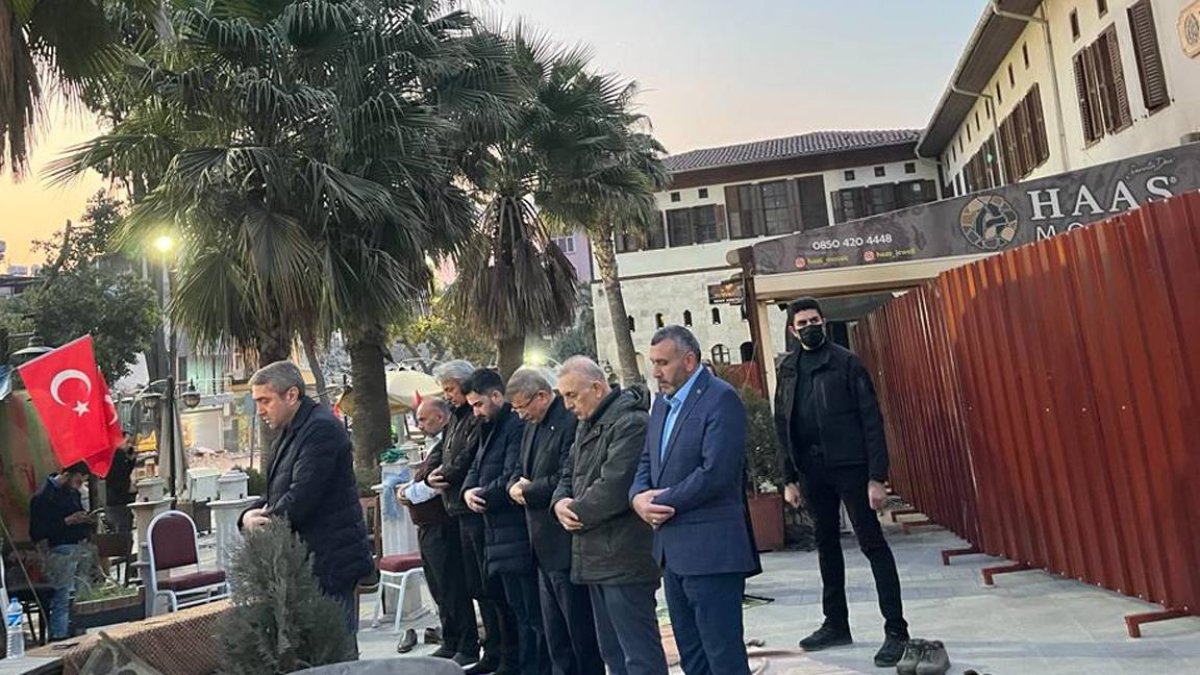 Davutoğlu Habib-i Neccar Camii'nde namaz kıldı