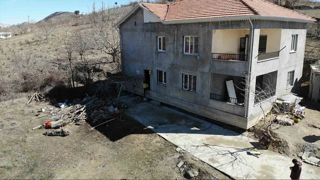 Depremde 30 santim yükseldi 2 metre kaydı: Ev resmen yürüdü