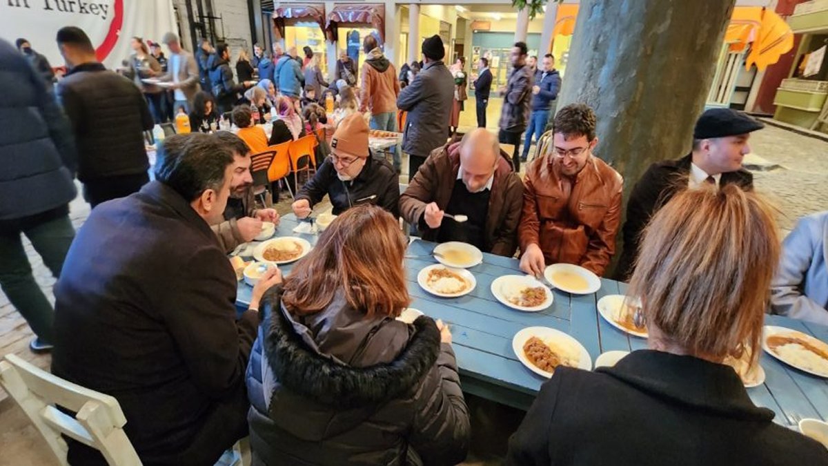 'Seksenler' ekibi depremzedeleri ağırladı