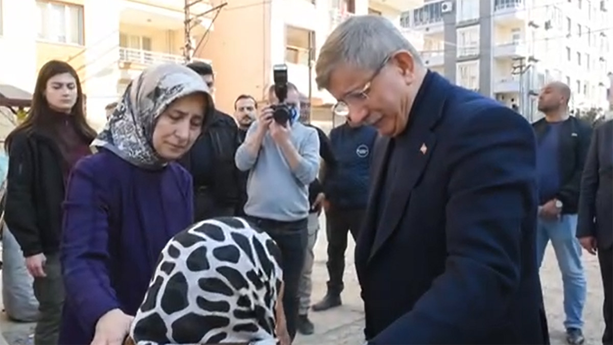 Depremzede kadın Davutoğlu'na dert yandı: Hani devlet, çadır istedim vermediler