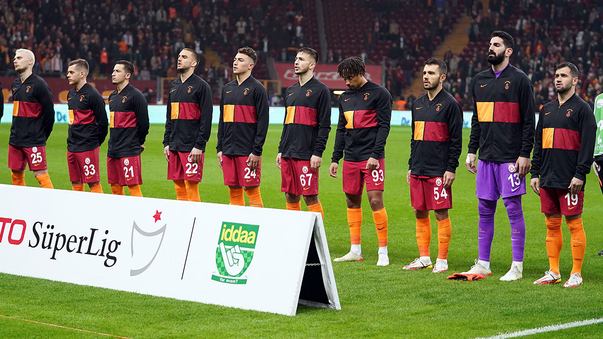 13 yıllık Galatasaray dönemi sona erdi! Tecrübeli futbolcunun takımdan ayrılması şaşkınlık uyandırdı