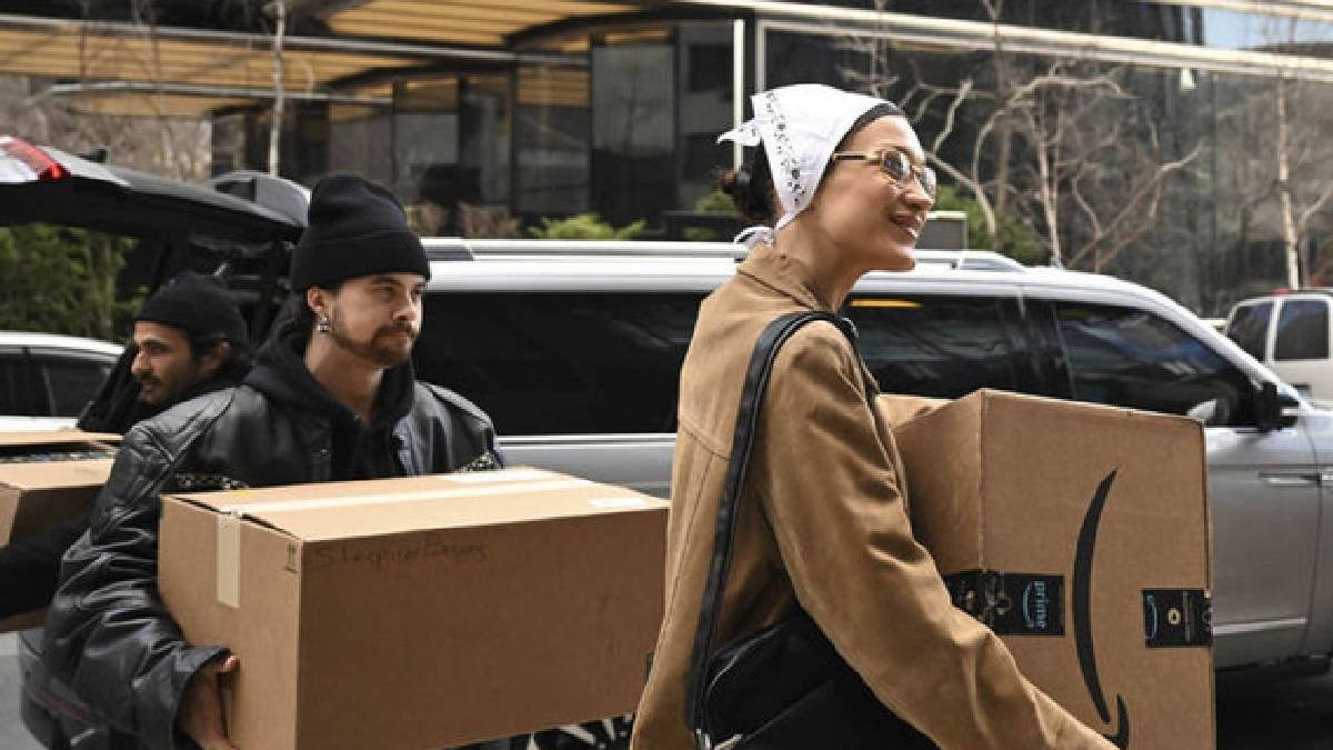 Bella Hadid elinde yardım kolileri ile Türkevi’ne geldi! Ünlü model o hareketiyle tüm dünyanın takdirini topladı