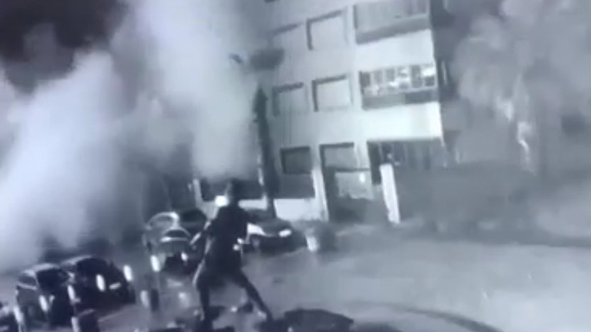 Hatay'daki bir yıkım daha kamerada: Bir anda yerle bir oldu