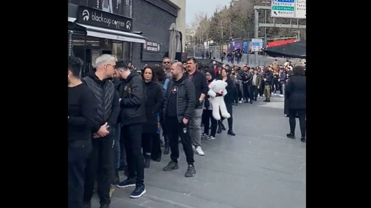 Beşiktaşlılar maç öncesi afetzede çocuklar için oyuncak satın aldı