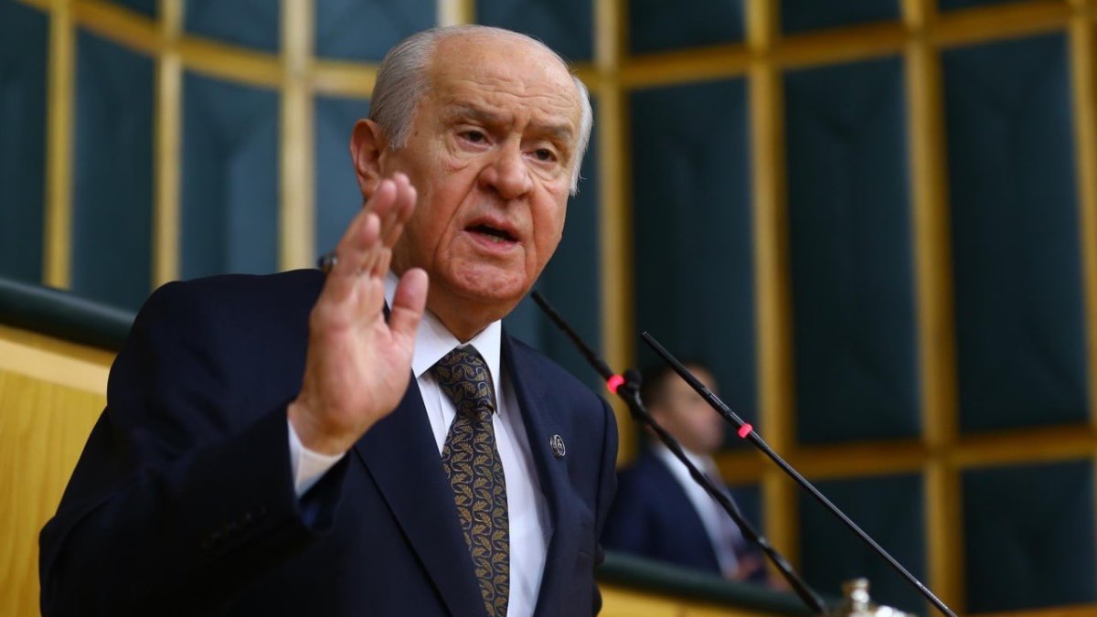 Bahçeli'den tribünlerdeki istifa sloganlarına tepki: Ya önlem alın ya da maçlar seyircisiz oynansın