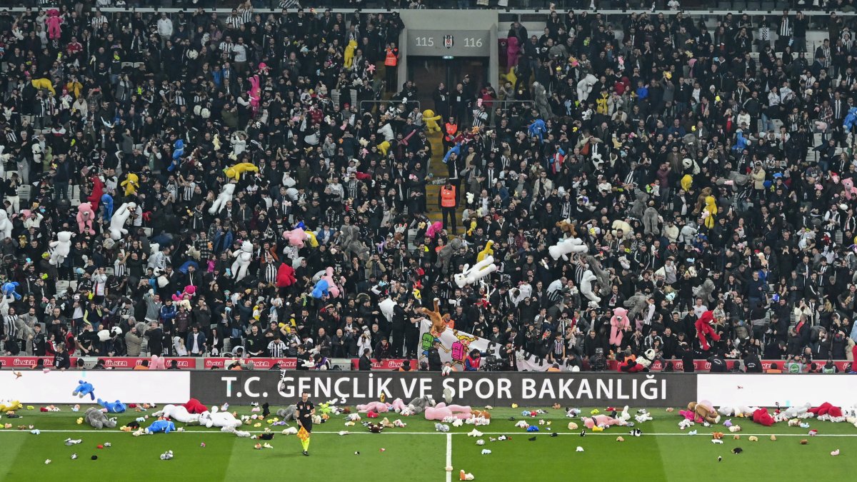 Beşiktaş-Antalyaspor maçında 'Hükümet istifa' sloganları atıldı