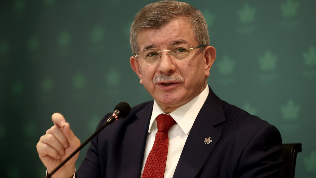 Davutoğlu'ndan çadır skandalına tepki: Kızılay çadır satmaz, bunu meşru kılmasınlar