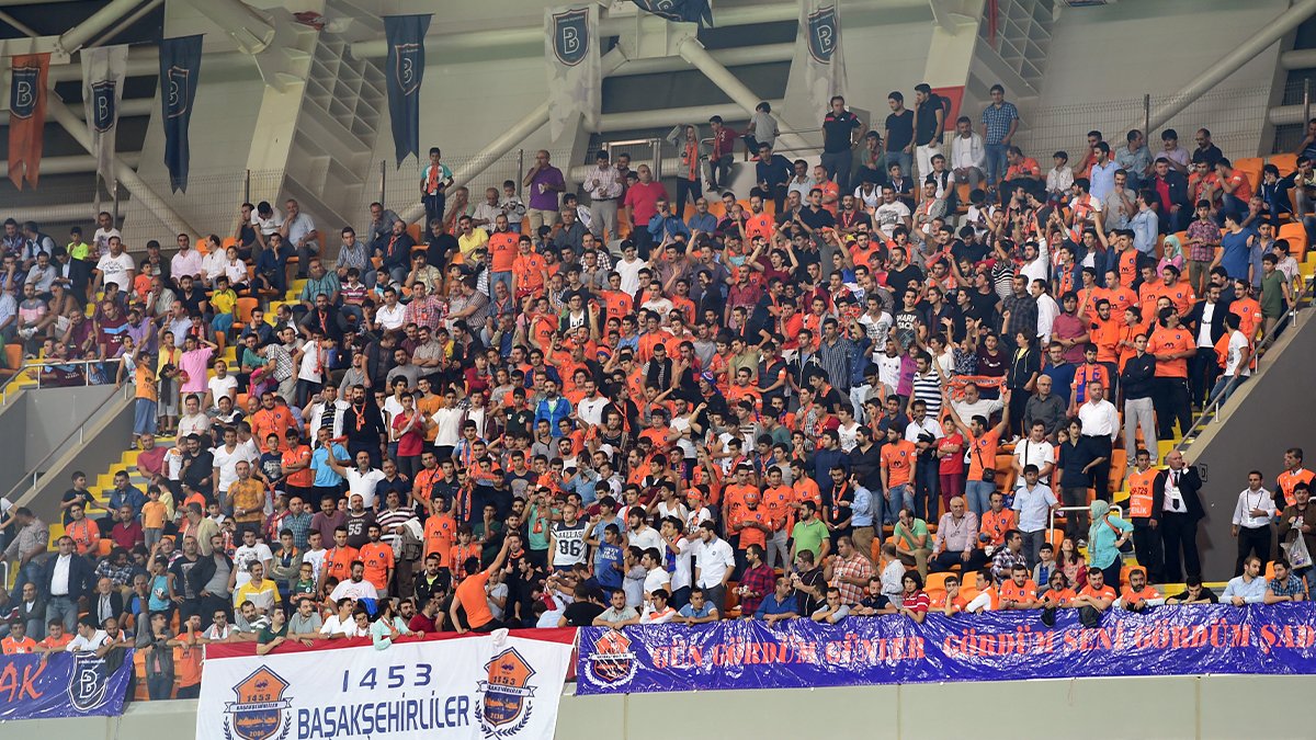 Başakşehir'den 'Hükümet istifa' sloganlarına tepki: Faydasız amaçlara hizmet edenlerden uzak kalmaya davet ediyoruz