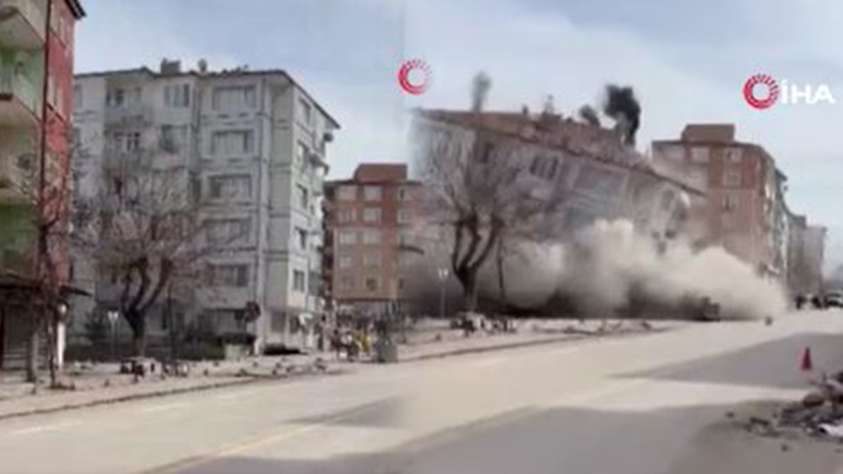 Malatya'daki deprem 6 katlı binayı yıktı: O anlar kameralara yansıdı