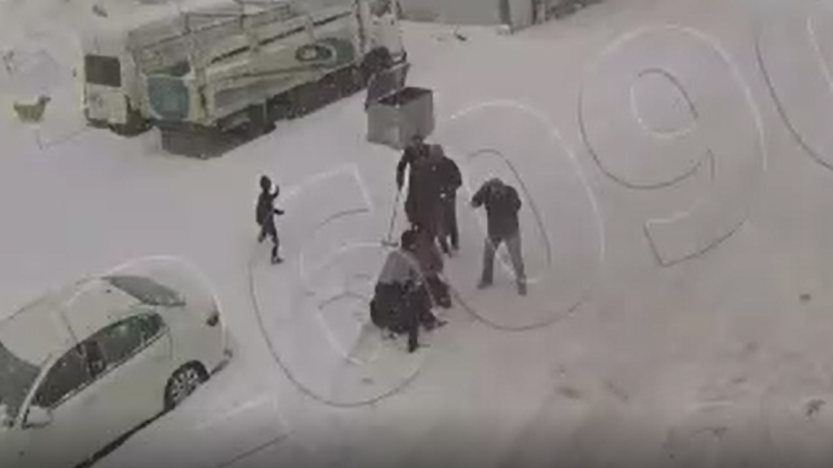 İkinci depremin yarattığı korku kamerada! Ayakta duramadılar...