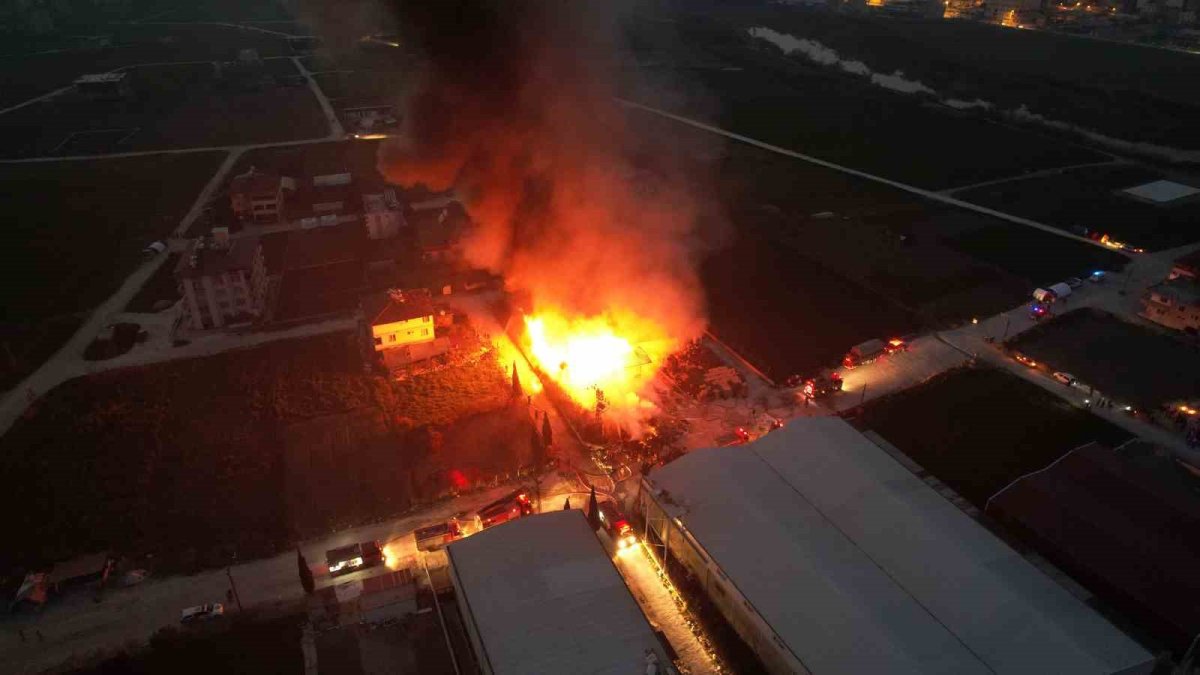 Antakya’da lastik fabrikasında korkutan yangın