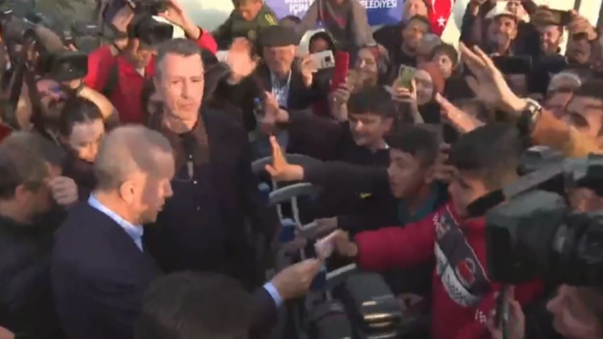Helallik isteyen Erdoğan Adıyaman’da çocuklara para dağıttı