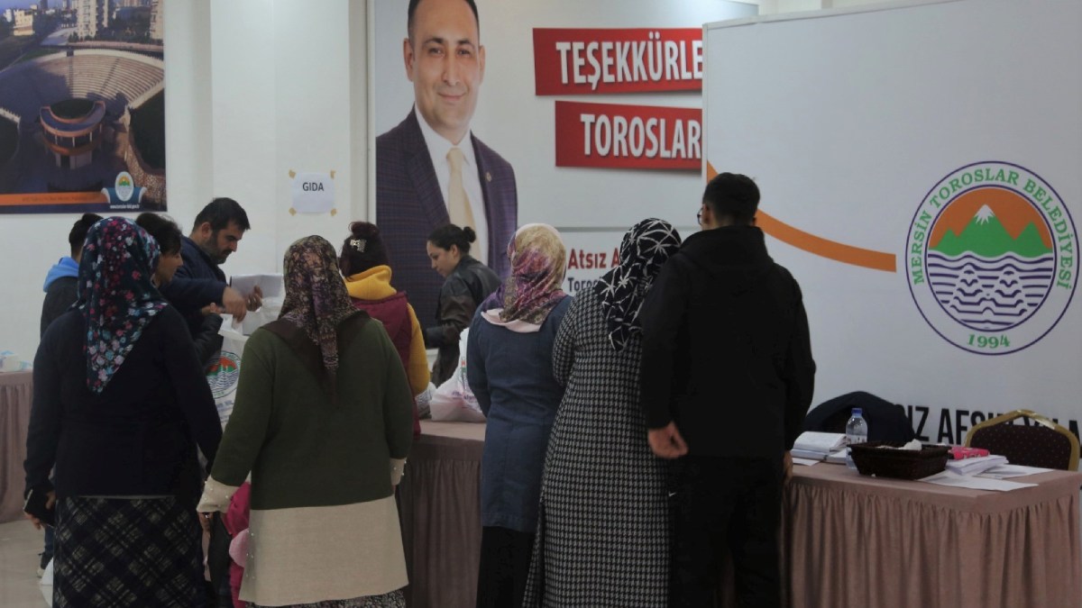 Toroslar Belediyesi, tüm ekipleriyle depremzedelerin yanında