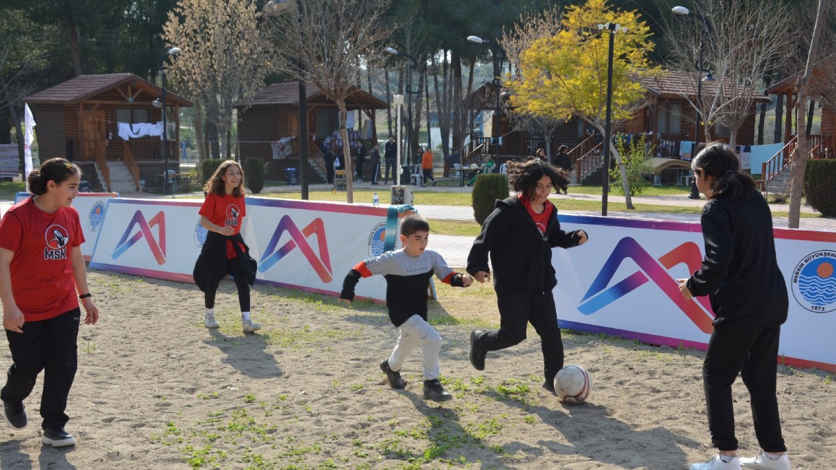 Kır Çiçeklerinden depremzede ailelilere moral ziyareti
