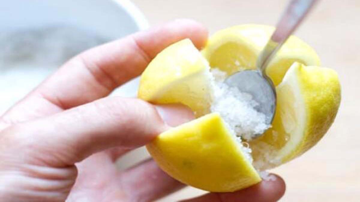 Limonu kesip üzerine kaya tuzu ekleyin! Öyle bir etkisi var ki, bu yöntem yıllardan beri ilaç gibi kullanılmış