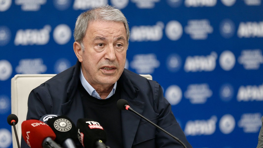 Bakan Akar'dan 'asker geç kaldı' eleştirilerine yanıt: Hududu kim koruyacak Suriye’de kim kalacaktı?