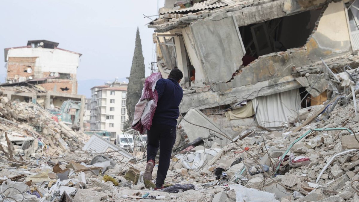 Afet bölgesinde inceleme yapan adli tıp uzmanları açıkladı: 5 bin kişiye kimliksiz defin