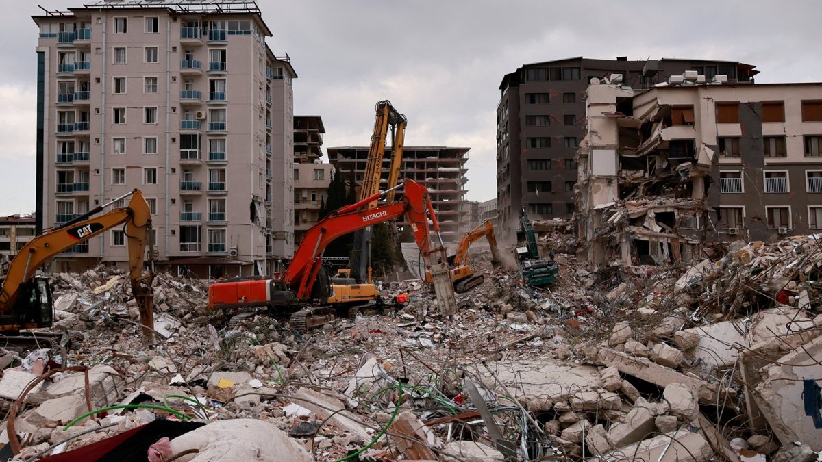 Toplumun çoğunluğu, kaçak yapılar, iktidar ve belediyeleri suçluyor: Asrın felaketi tutmadı