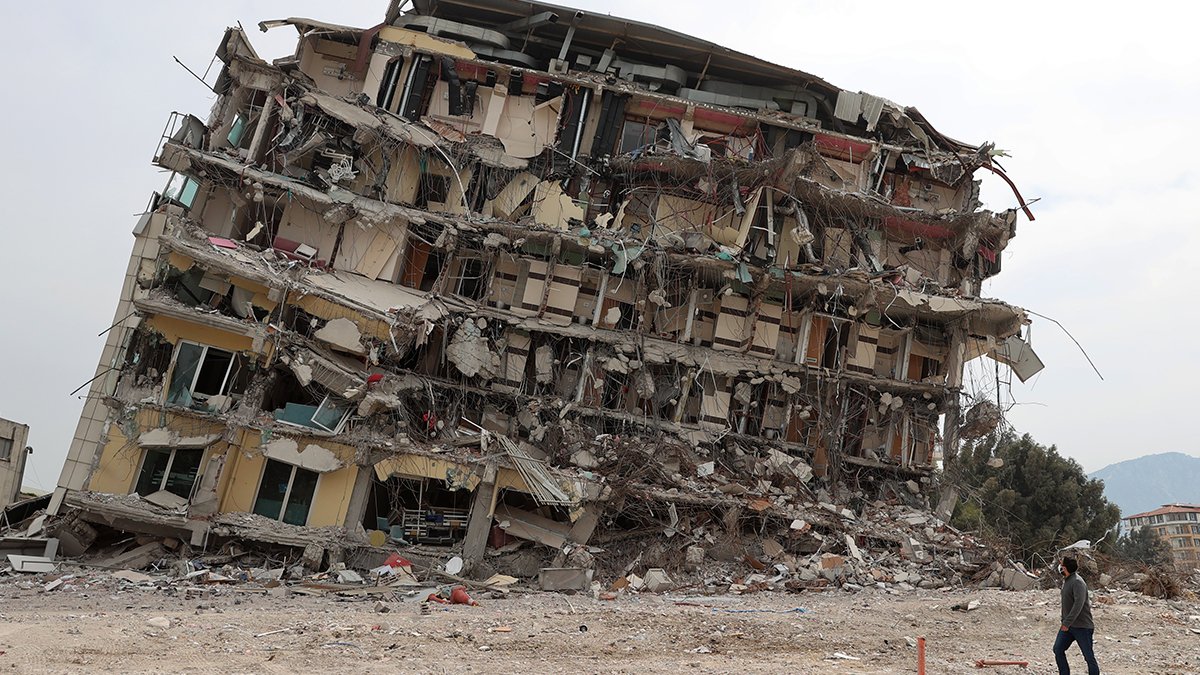 Deprem sırasında ne yapılmalı? Zemindekiler için ayrı yüksektekiler için ayrı öneri