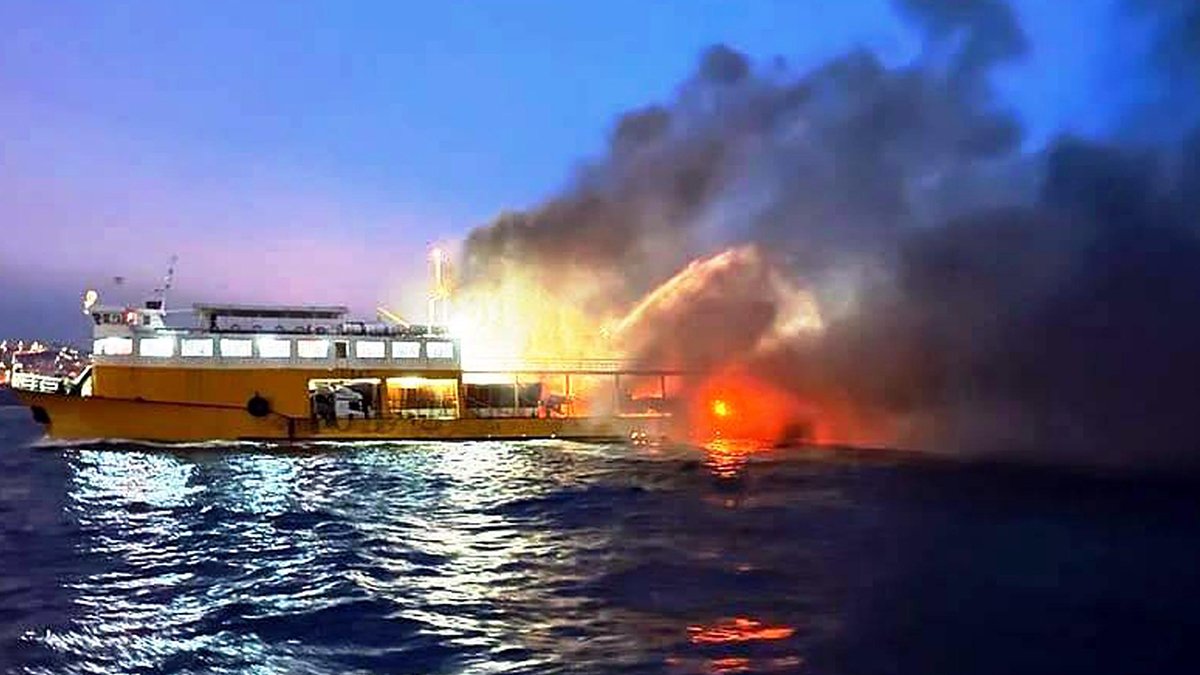 Marmara Denizi'nde feribot yandı... Dumandan etkilenen yolcular kıyıya zor ulaştı