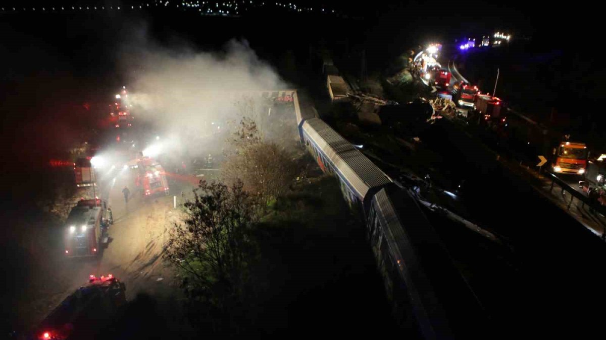 Yunanistan’daki feci kazanın görüntüleri ortaya çıktı: Tren alev topuna dönüyor