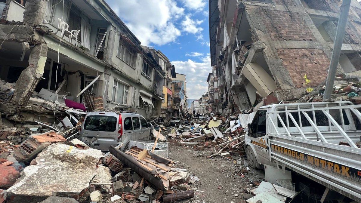 İzmir'de sanatçılardan deprem dayanışması için konser