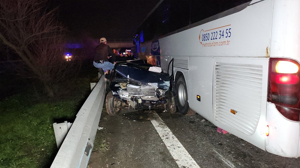 TEM'de dört araç birbirine girdi: Ölü ve yaralılar var