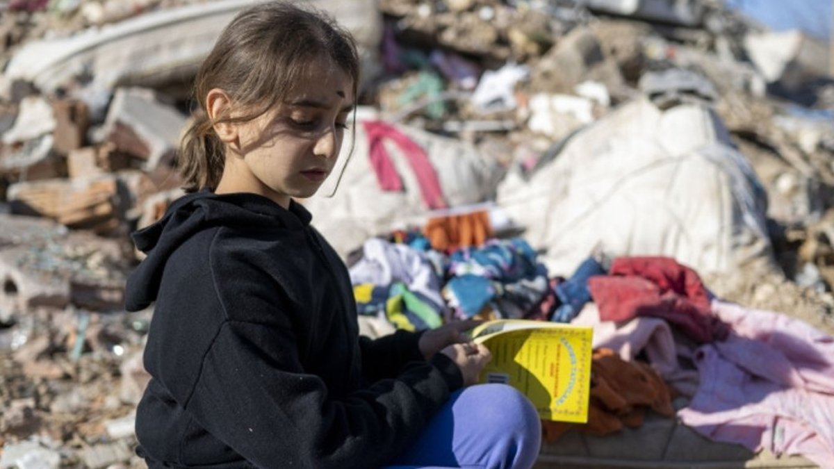 Depremde ailesini kaybeden öğrencilere burs verilecek