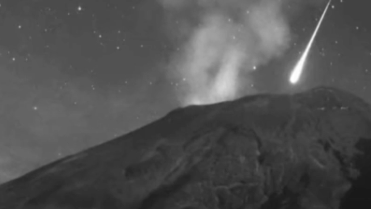 Meksika’da korkutan görüntüler: Aktif yanardağa göktaşı düştü