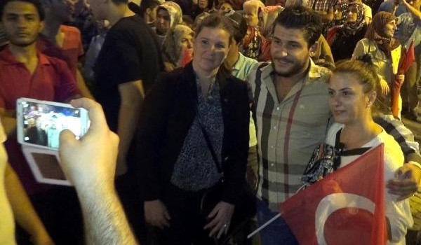 'Başı kesilen er' olduğu öne sürülen genci gören birlikte fotoğraf çektiriyor