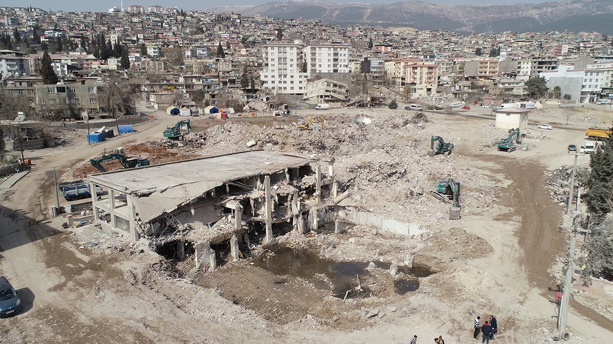 Depremde yıkılan Pırlanta Apartmanı'ndaki 13 kişi kayıp