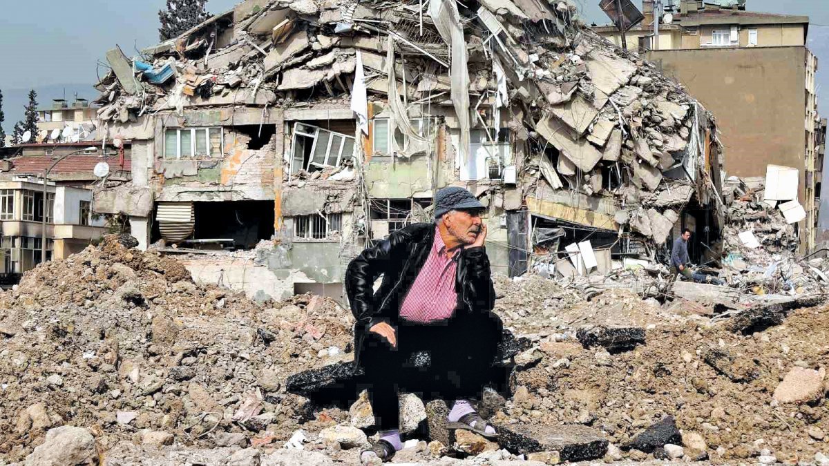 Bir aydır enkaz altındayız